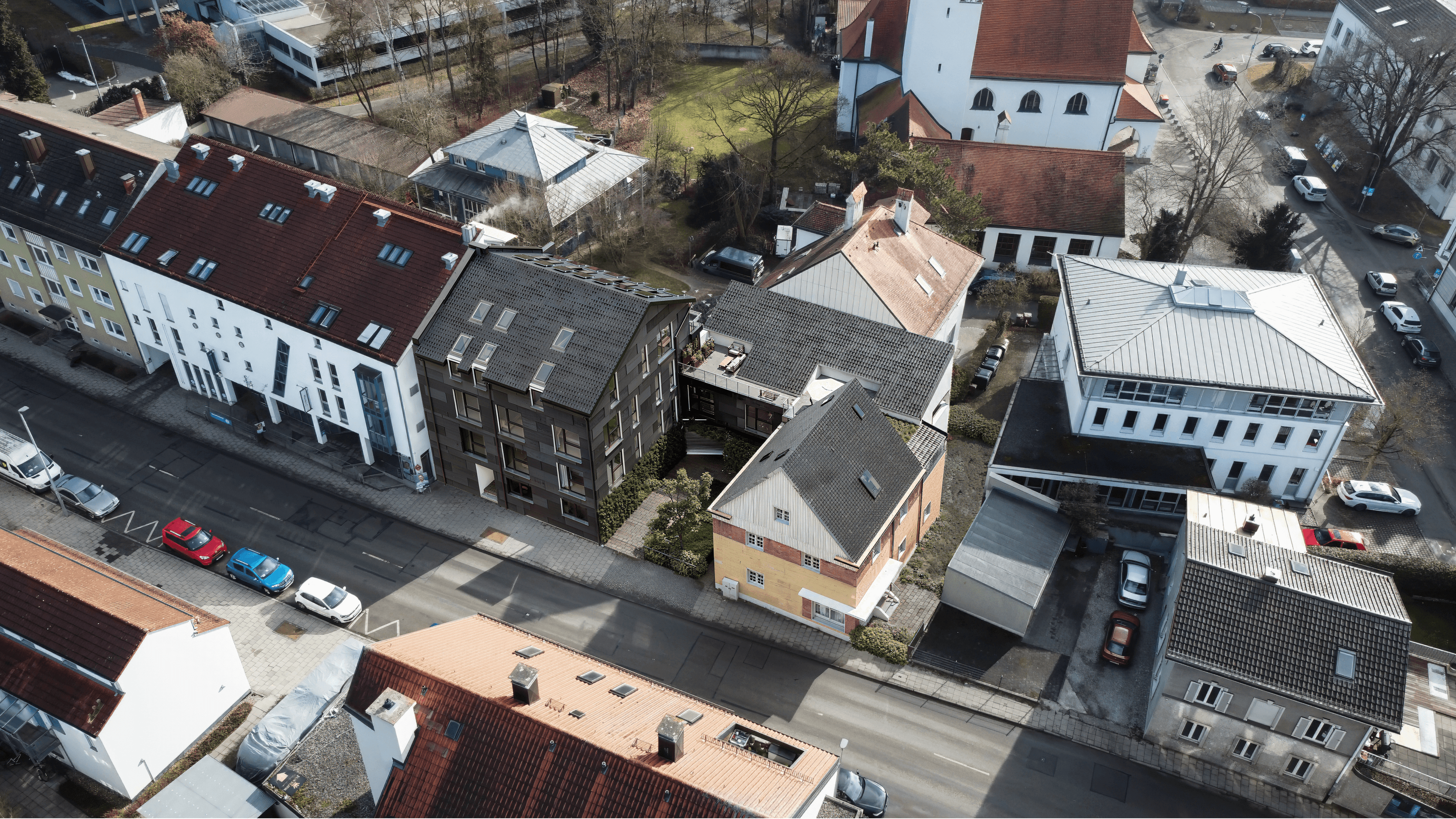 Luftaufnahme der Bismarckstraße mit modernem Wohngebäude und umliegender Bebauung